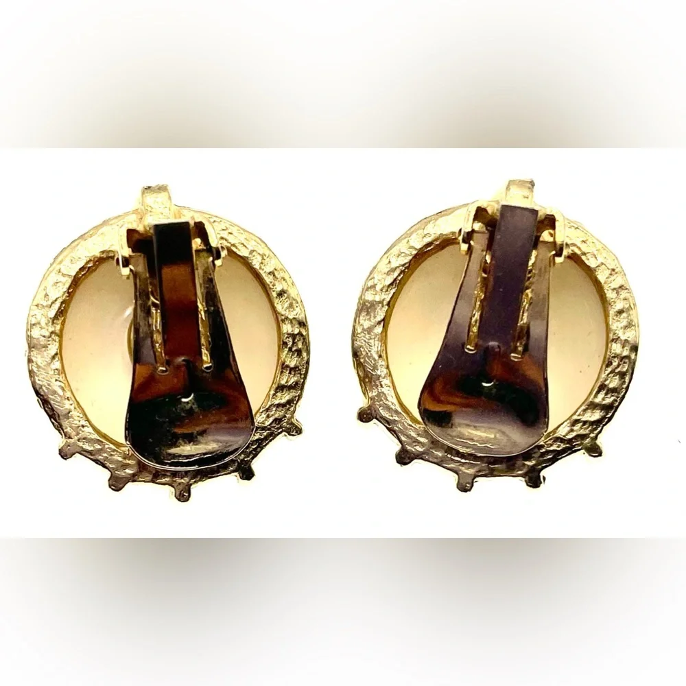 Vintage GoldTone Clip On Earrings White Round Acrylic Center Leaf Overlay Design - Picture 6 of 9